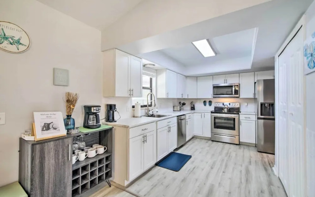 Bright Sebastian Home w/ Pool ~ 7 Mi to Beach!