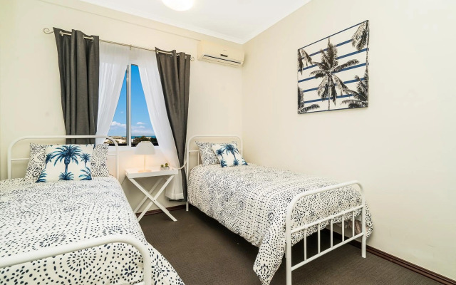 Huge CBD Top Floor Apartment with Breath Taking Views!