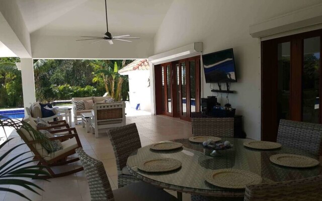 Villa in Metro Country Club