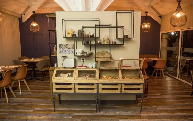 Отель Logis Hôtel Uzès Pont du Gard