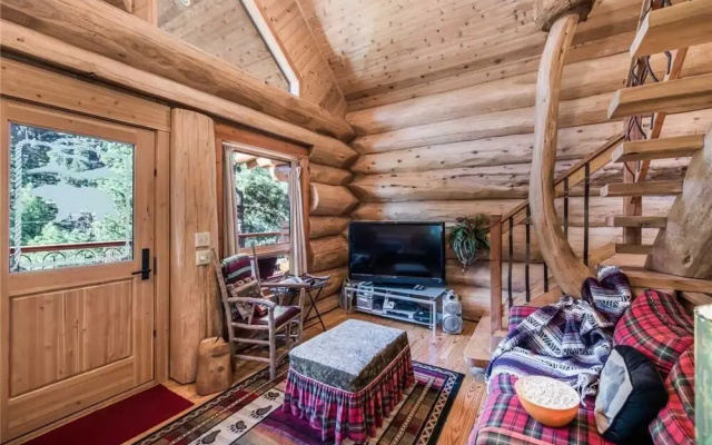 Bear Foot Lodge - Two Bedroom Cabin with Hot Tub