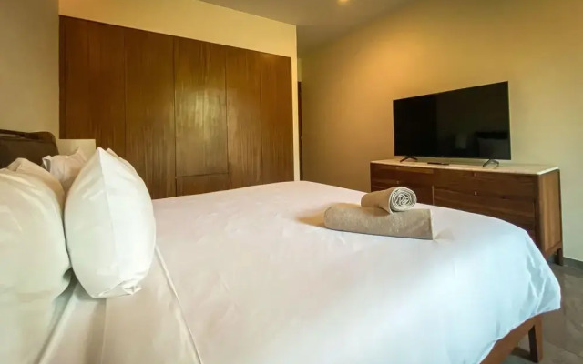 Bright and Sunny 2 BR Condo With Private Garden Jacuzzi