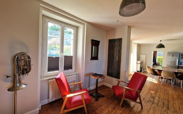 4 Family Home, Walking Distance to the Beach