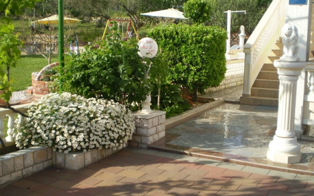 Robi- Swimming Pool and Beautiful Garden - A1-žuti