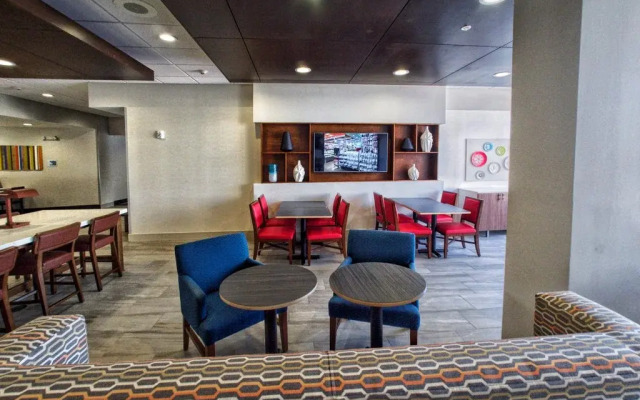 Holiday Inn Express & Suites Moore, an IHG Hotel