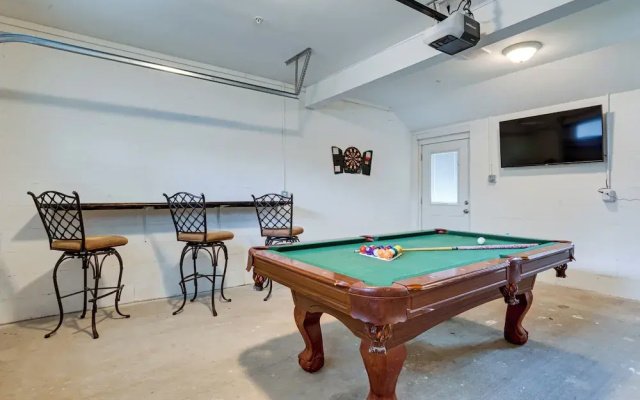 Game Room w/ Pool Table! Downtown Mobile Condo