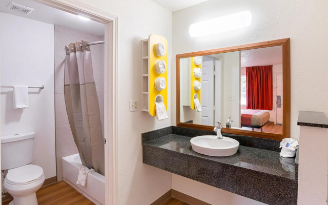 Motel 6 Grand Prairie, TX - Near Six Flags Drive