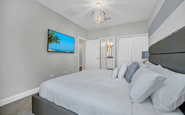 Vibrant Townhome w Private Pool, near Disney