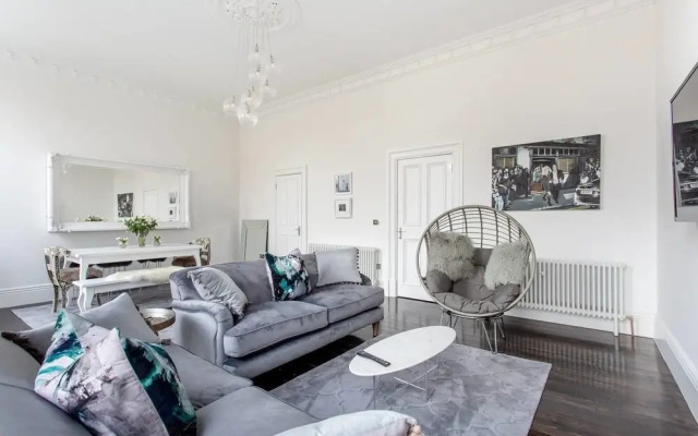 Luxury 4-bedroom Townhouse in Prestigious West End