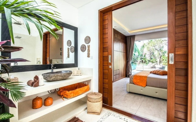 Stunning 6 Bedroom Villa Only 400m to the Beach