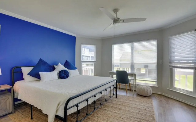 Galveston Townhome w/ Balconies: Walk to Beach!