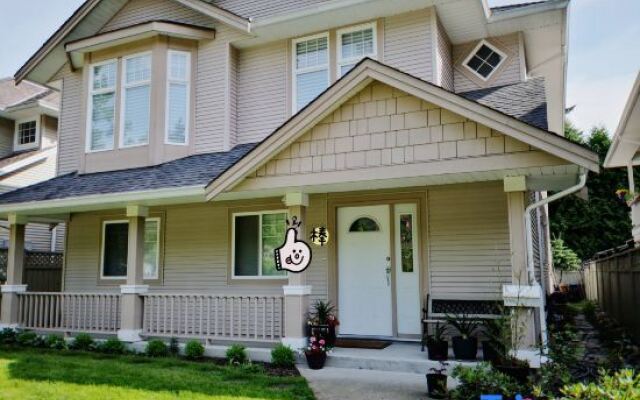 Holiday House in Coquitlam Center