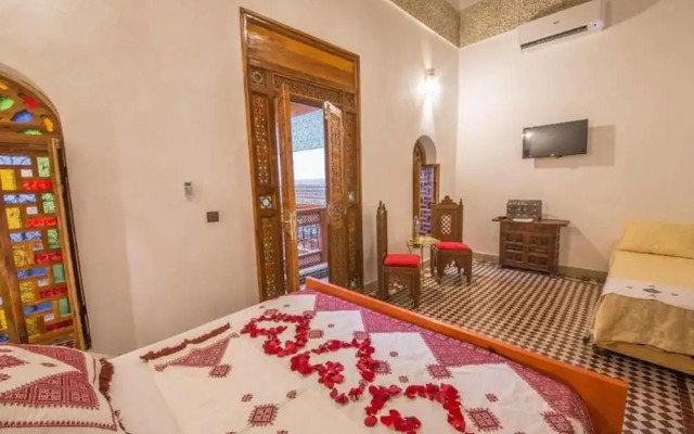 Room in Guest Room - Beautiful Riad Ouliya in Fès