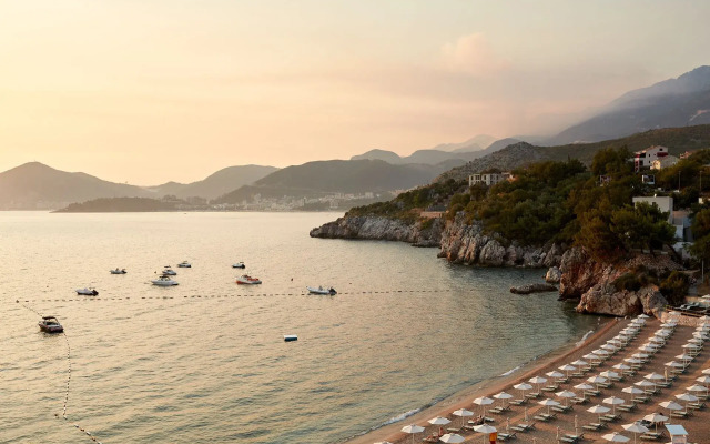 Maestral Resort & Casino