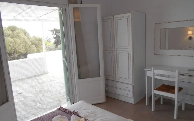 Dahlia Apartments and Studios