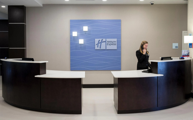 Holiday Inn Express & Suites Edwardsville by IHG
