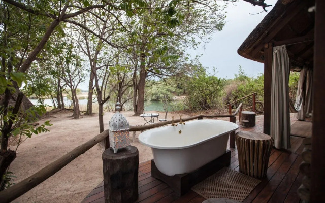 Sindabezi Island Camp