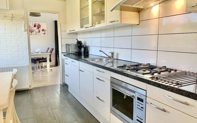 Renovated Bungalow With Garden