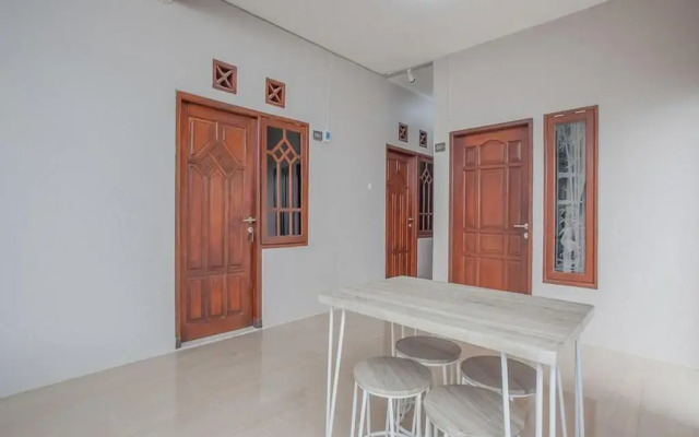 RedDoorz near Ciputra Golf Surabaya