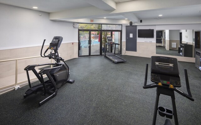 Elk Lake Inn & Suites Victoria