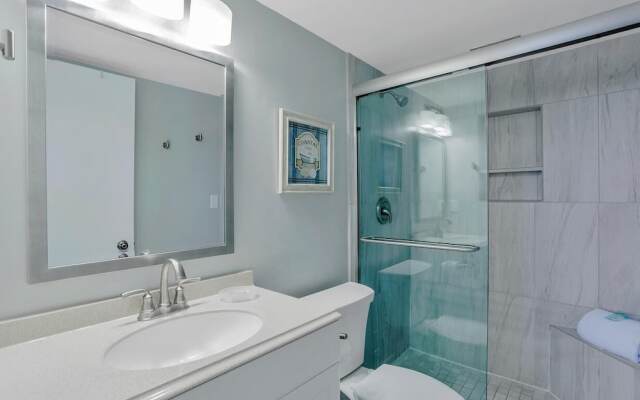 Charming Beachfront Condo With Pool, spa and Views