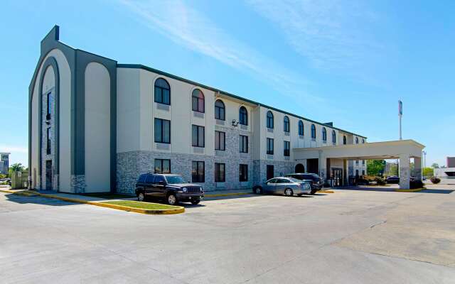 Quality Inn & Suites Near Tanger Outlet Mall