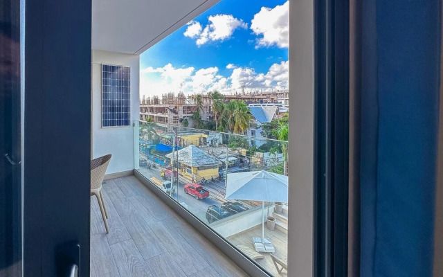 Modern Luxury Condo Close to the Beach