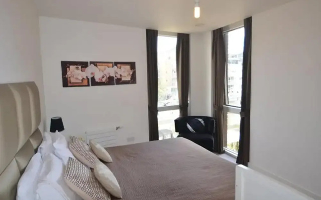 Luxury 3-bed Top Floor Penthouse in Brentford