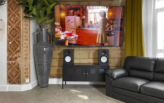 Rare 1-bed Church Converted Apartment in London