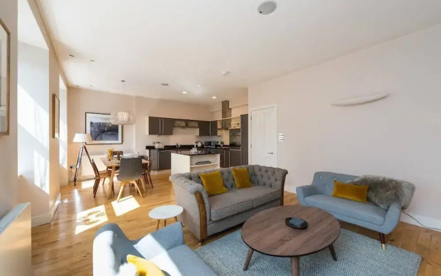 JOIVY 5-star Luxurious George Street Apartment