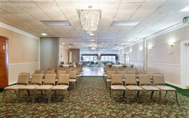 Calloway Inn & Suites