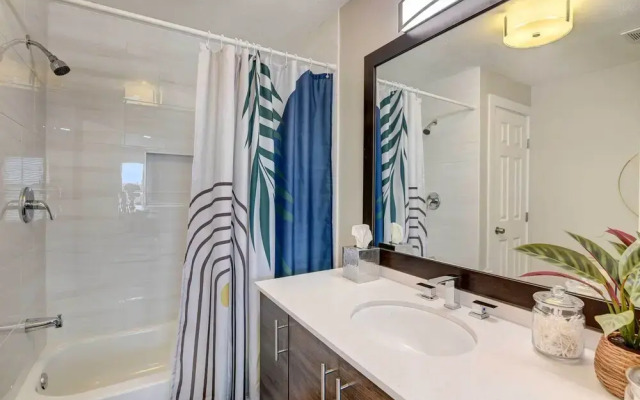 Walk to Beach: Charming Home w/ Deck in Galveston