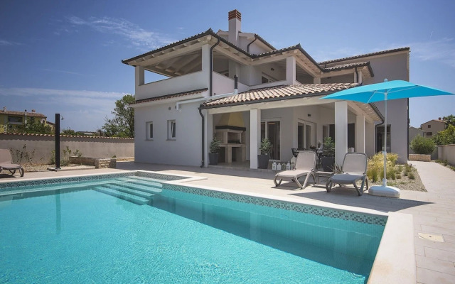 Villa With Pool in Premantura