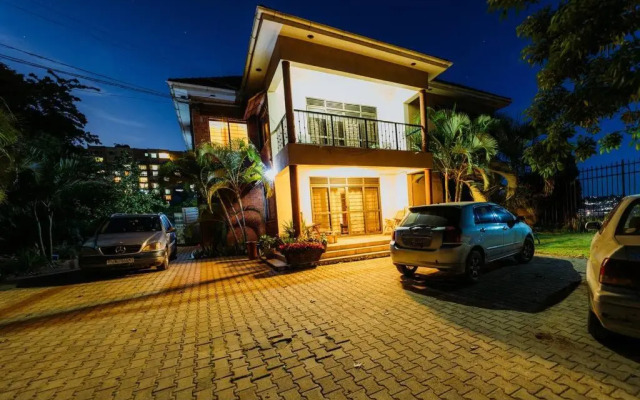 JULZ Place 3 bedroom Apartment with a lake view