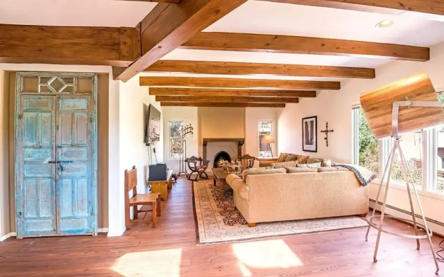 Encantada - Spacious and Luxurious Home, Walk to The Plaza