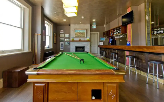 Deloraine Hotel
