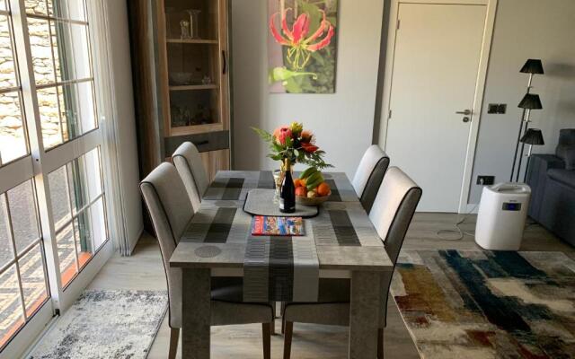 Funchal Apt- Sleeps 2 - Pool & Parking - Madeira