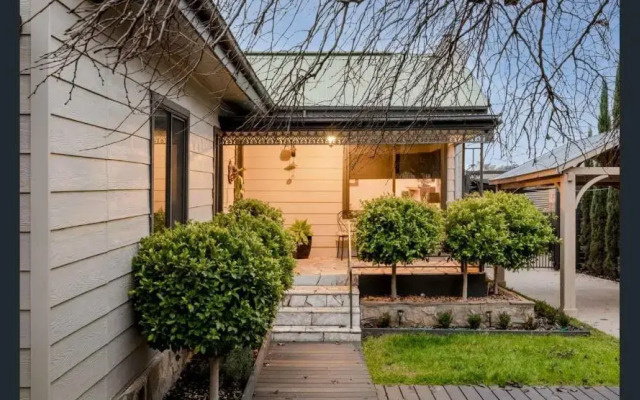 The Weeping Elm - Large and Spacious