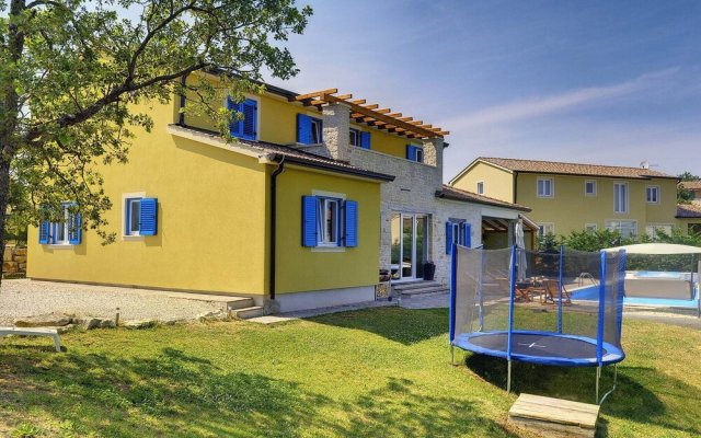 Luxurious Villa In Svetvincenat With Pool And Sauna