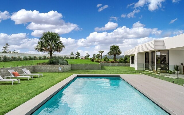 Your Luxury Escape - Scenic Vista