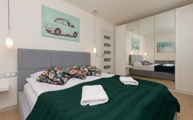 Warsaw City View Apartment by Renteres