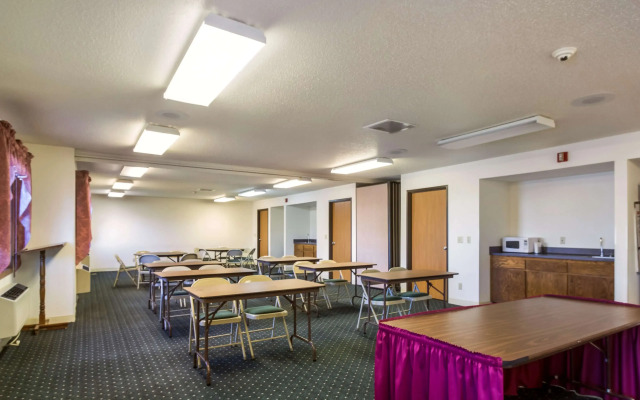 Motel 6 Saukville, WI