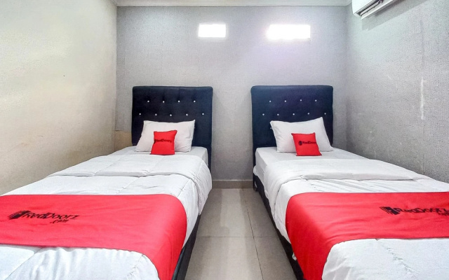 RedDoorz Hotel Baaraka near Living World – Guest Rooms – Pekanbaru