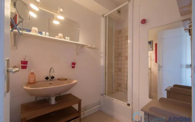 Studio les pieds dans l'eau bord de mer