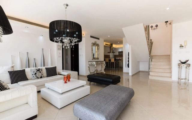 Apartment with Sauna, Hot Tub & Parking