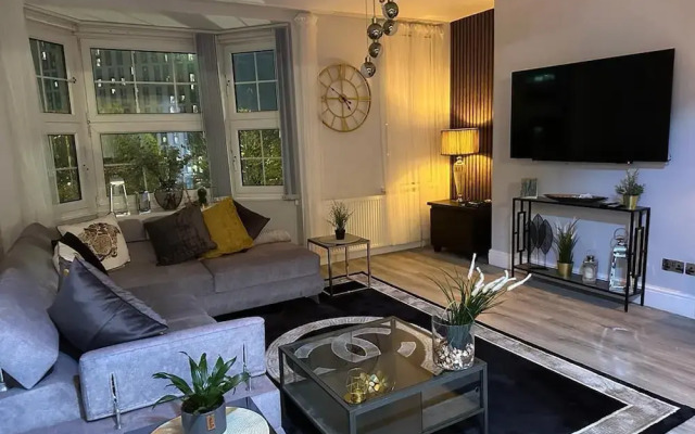 Lush Jacuzzi Apartment With Balcony