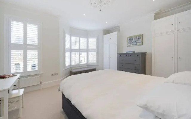 Spacious 4 Bed House, Battersea