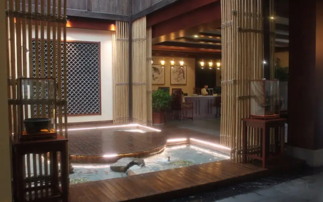 Courtyard-Lestay