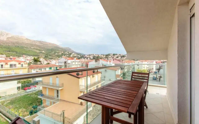 Studio in Podstrana, With Wonderful Mountain View, Enclosed Garden and