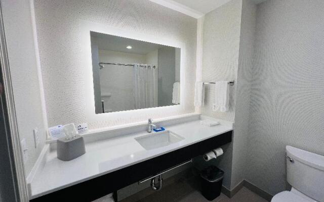 Holiday Inn Express & Suites Salinas